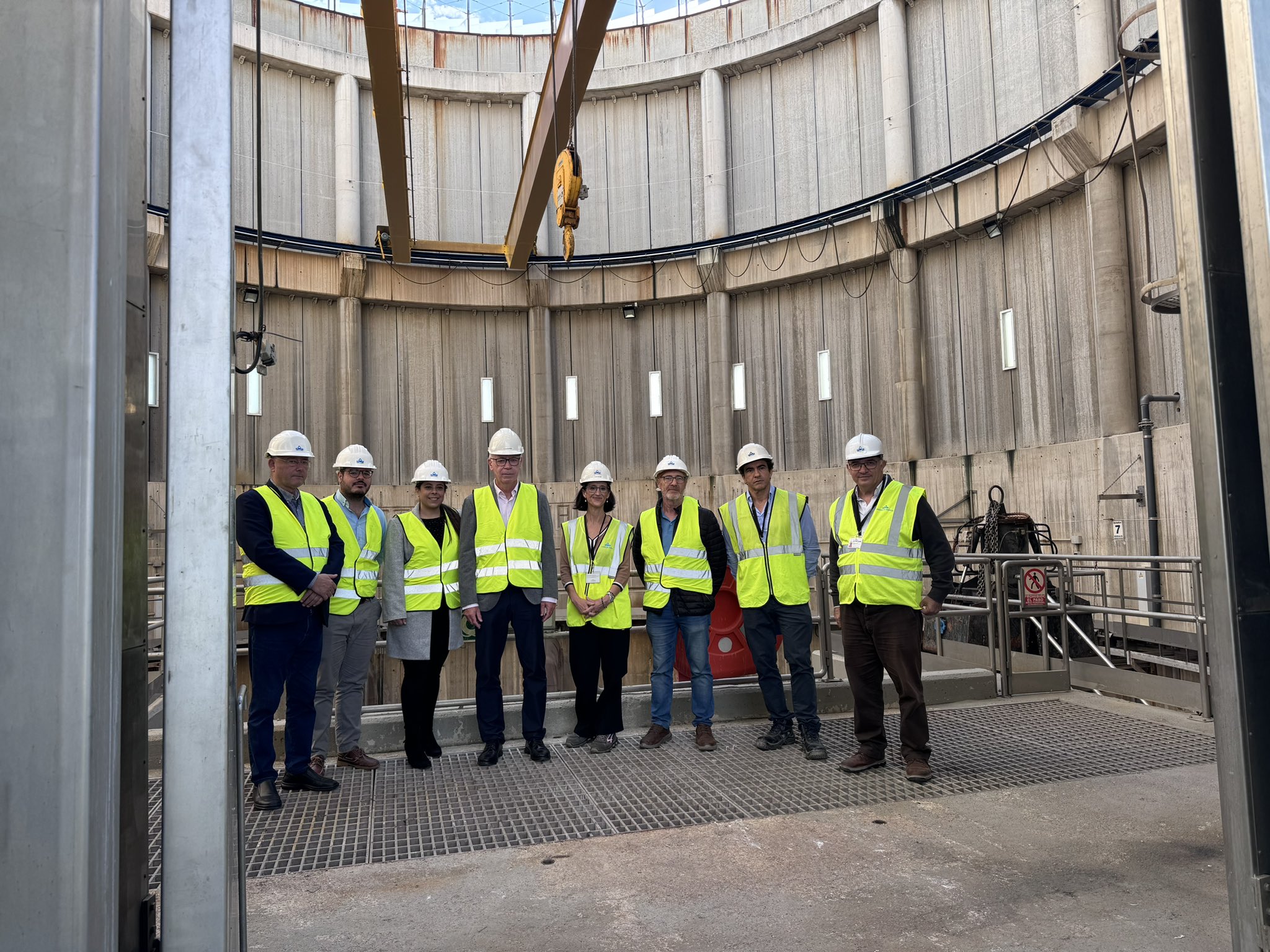 foto de grupo en la puerta del COLECTOR CENTRAL 